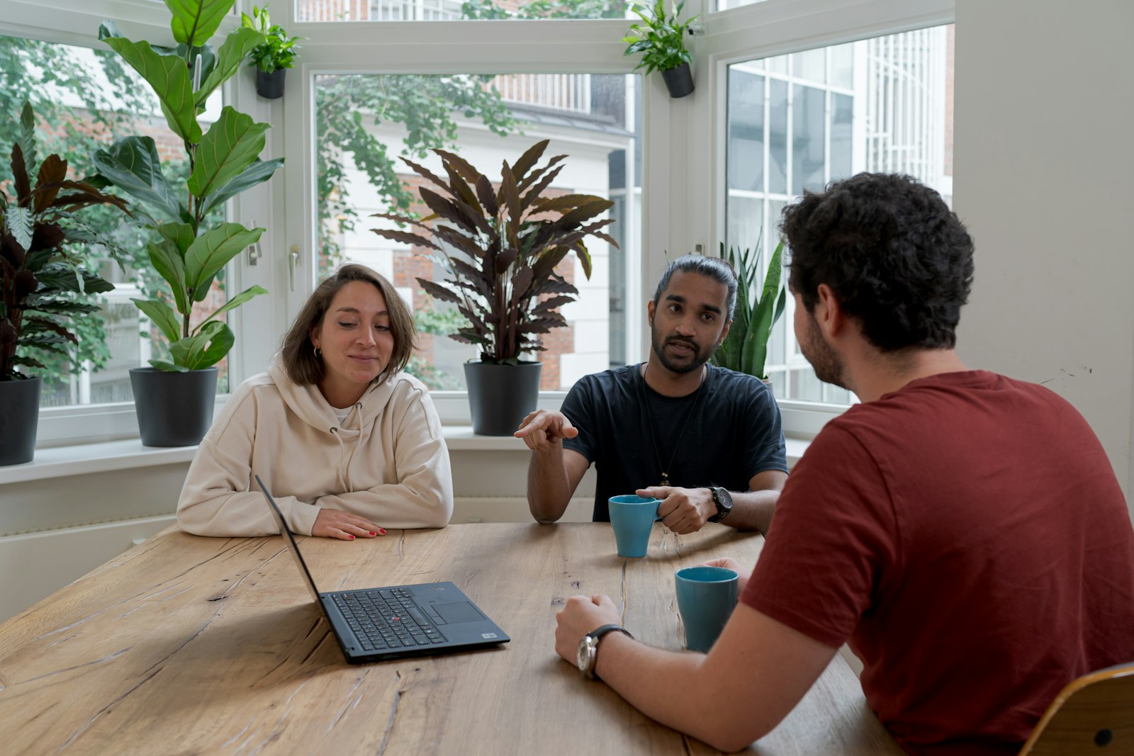Nova Terra consultant talking warmly with a couple over coffee